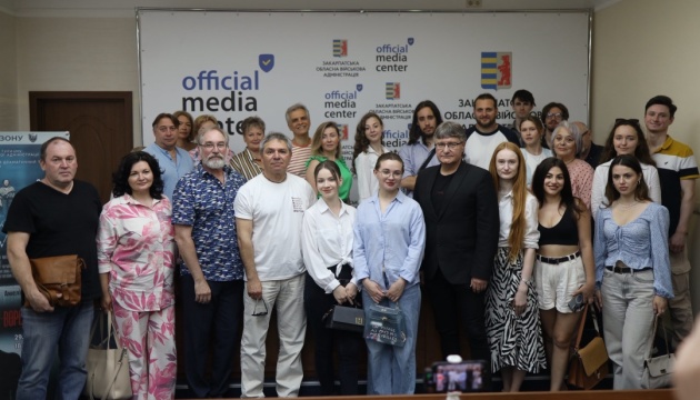 Актори Донецького театру покажуть виставу «Маріупольська драма» у Гаазі і Берліні Актори Донецького театру покажуть виставу «Маріупольська драма» у Гаазі і Берліні