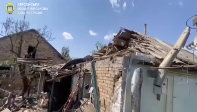 У Херсоні показали наслідки обстрілу житлових кварталів Корабельного району У Херсоні показали наслідки обстрілу житлових кварталів Корабельного району