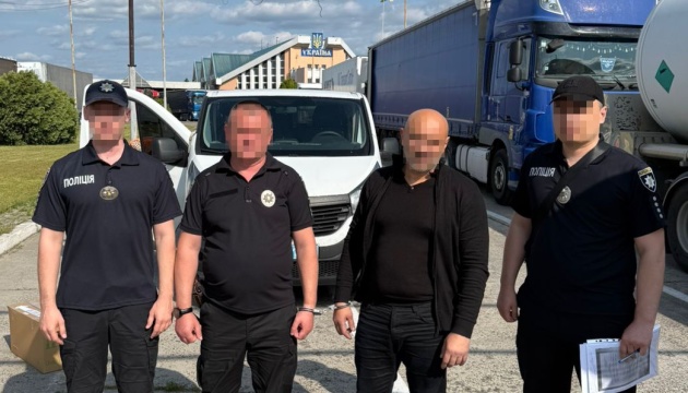 Німеччина видала Україні двох осіб, яких підозрюють у збуті фальшивих доларів Німеччина видала Україні двох осіб, яких підозрюють у збуті фальшивих доларів