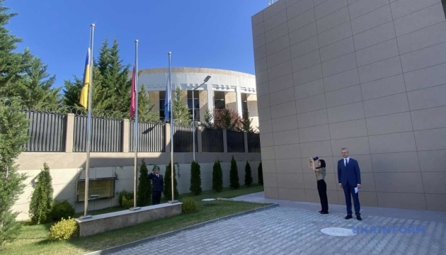 У посольстві України в Туреччині відбулося урочисте підняття кримськотатарського прапора