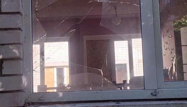 Загарбники вночі атакували Херсон - пошкоджений заклад дошкільної освіти 