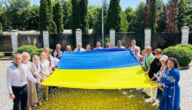 Українська громада Молдови завітала до посольства з нагоди Дня Конституції