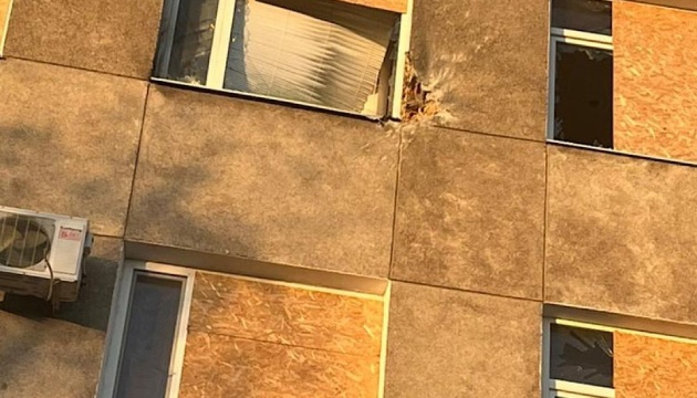 У Нікополі ворожий дрон влучив у автівку, четверо поранених