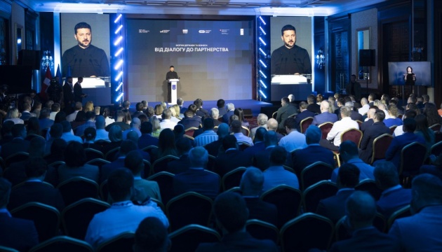 Зеленський: У виробництві вітчизняної зброї сьогодні задіяні сотні компаній Зеленський: У виробництві вітчизняної зброї сьогодні задіяні сотні компаній