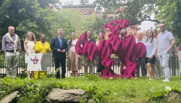 У Нью-Йорку встановили скульптуру українського митця, присвячену мігрантам