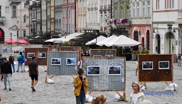 У Львові відкрили фотовиставку до річниці оборони Часового Яру У Львові відкрили фотовиставку до річниці оборони Часового Яру
