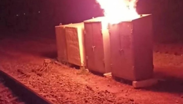 Агент «АТЕШ» спалив під Донецьком релейну шафу залізниці, вдаривши по логістиці росіян Агент «АТЕШ» спалив під Донецьком релейну шафу залізниці, вдаривши по логістиці росіян