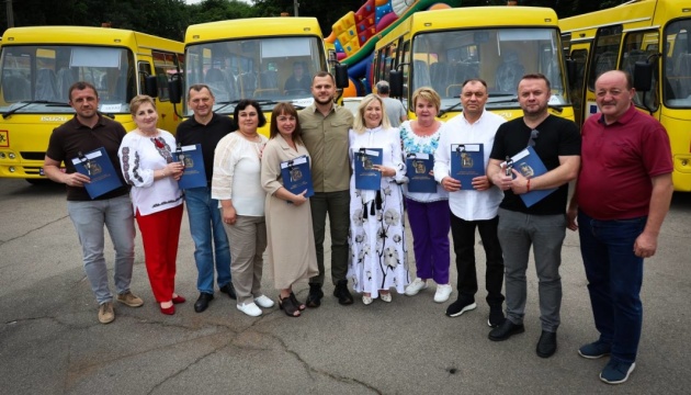 На Київщині сім громад отримали шкільні автобуси На Київщині сім громад отримали шкільні автобуси