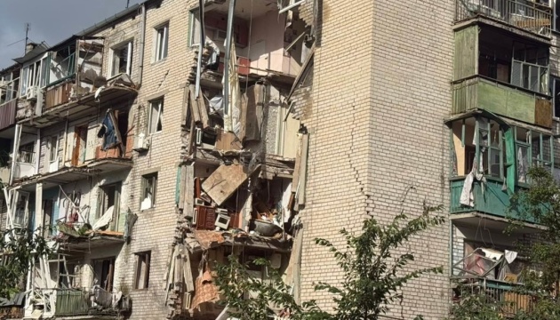 У Лимані російські війська влучили у п'ятиповерхівку: поранена сім'я з дитиною У Лимані російські війська влучили у п'ятиповерхівку: поранена сім'я з дитиною