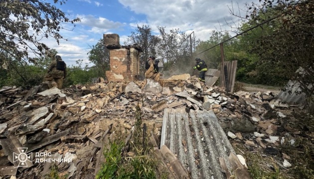 У Закітному на Донеччині з-під завалів зруйнованого будинку дістали тіло загиблого У Закітному на Донеччині з-під завалів зруйнованого будинку дістали тіло загиблого