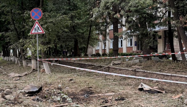 На Сумщині через обстріл пошкоджені дві адмінбудівлі та 12 приватних будинків На Сумщині через обстріл пошкоджені дві адмінбудівлі та 12 приватних будинків