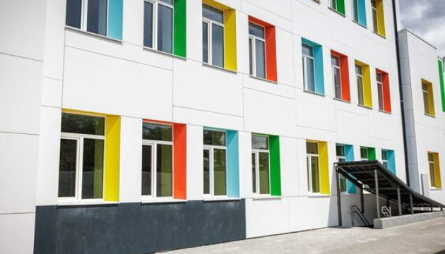 У Чугуївському ліцеї №2 на Харківщині будують захисну споруду - ОВА У Чугуївському ліцеї №2 на Харківщині будують захисну споруду - ОВА