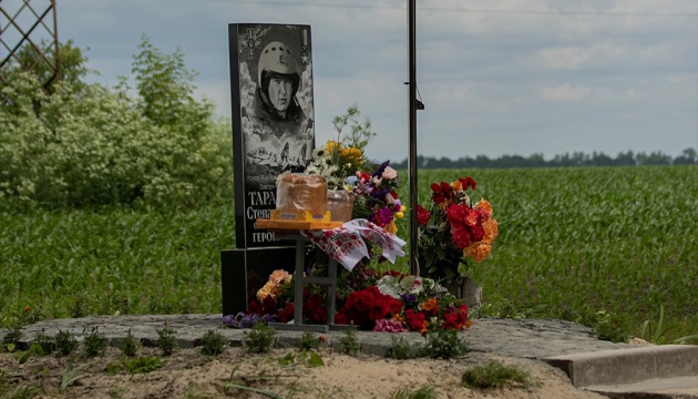 На Житомирщині відкрили пам’ятний знак на честь легендарного пілота Степана Тарабалки