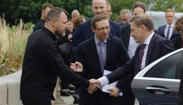 German foreign minister hands over aid to Ukrainian Interior Ministry units