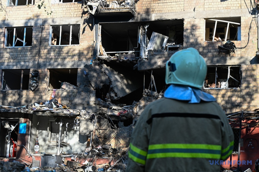 Рятувальники ліквідовують наслідки нічної атаки у декількох районах Києва