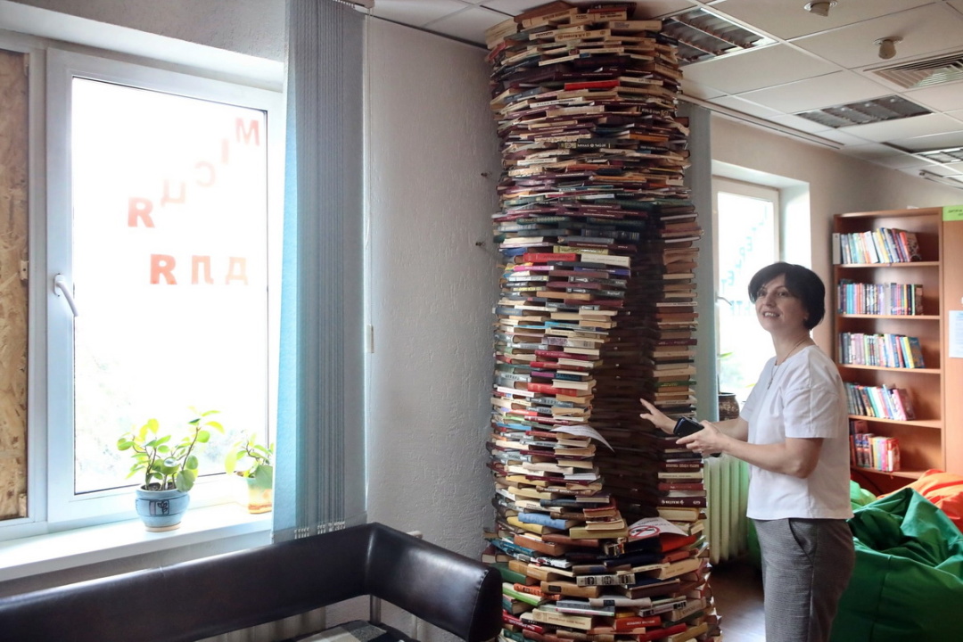 Книжкова піраміда на абонементі, якій дивуються читачі Книжкова піраміда на абонементі, якій дивуються читачі
