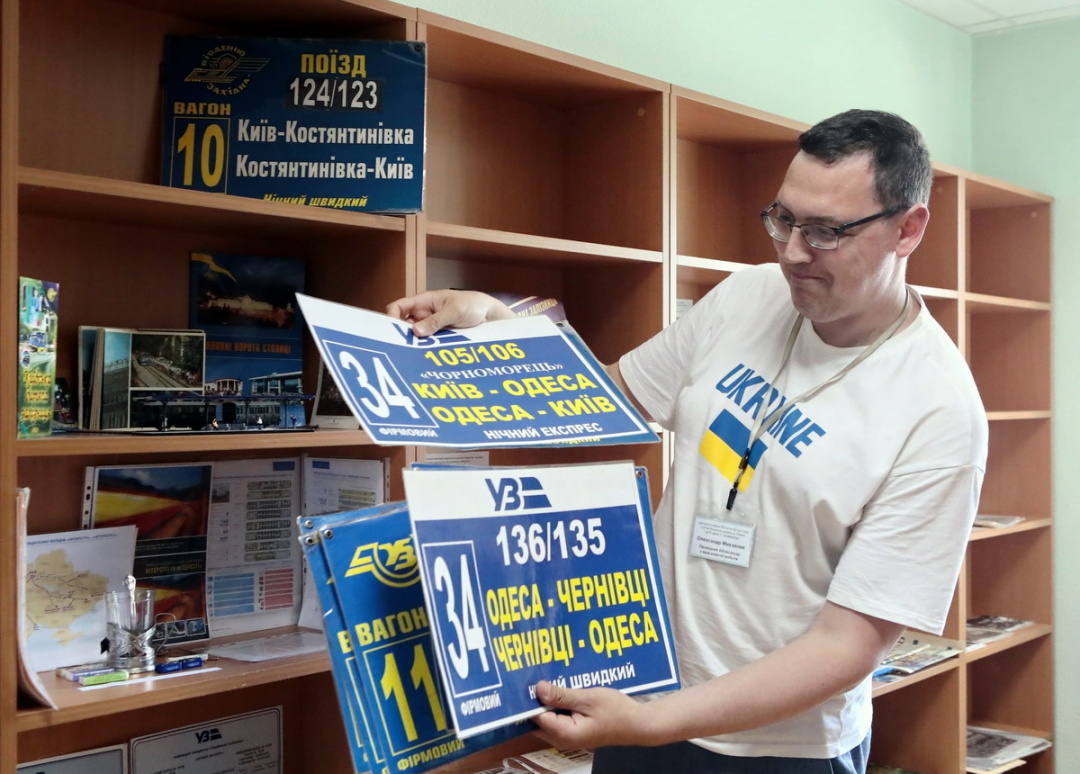 сторик і краєзнавець Олександр Михайлик із музейними експонатами, подарованими українськими залізничниками сторик і краєзнавець Олександр Михайлик із музейними експонатами, подарованими українськими залізничниками