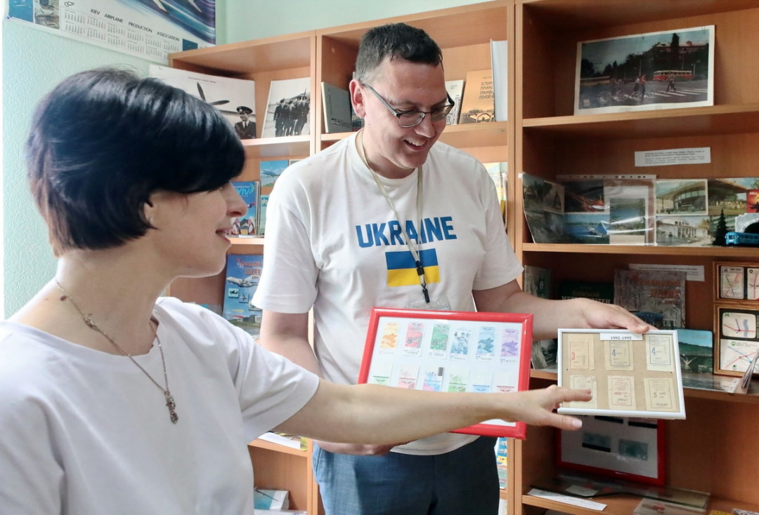 Олександр Михайлик демонструє зразки паперових проїзних документів у київському транспорті; поряд Іванна Щербина Олександр Михайлик демонструє зразки паперових проїзних документів у київському транспорті; поряд Іванна Щербина