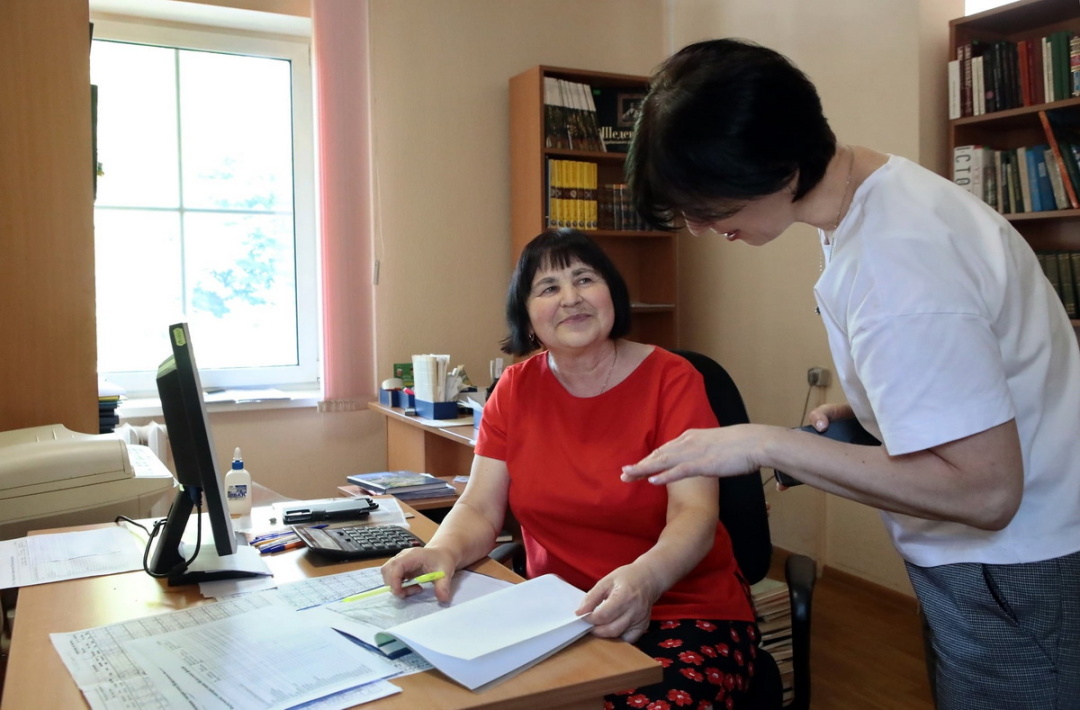 Завідувачка відділу організації та використання книжкових фондів Віра Волинчук (сидить) та директор бібліотеки Іванна Щербина Завідувачка відділу організації та використання книжкових фондів Віра Волинчук (сидить) та директор бібліотеки Іванна Щербина