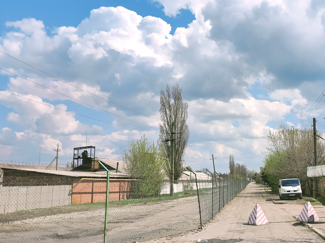 Вулиця Дружби в 2021-му. Паркан з російської сторони Вулиця Дружби в 2021-му. Паркан з російської сторони