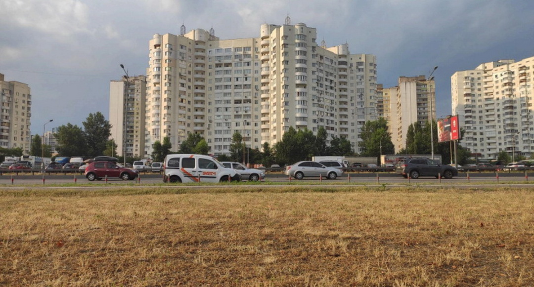 Скошена “під корінь” трава у спеку. Київ. Фото: texty.org.ua Скошена “під корінь” трава у спеку. Київ. Фото: texty.org.ua