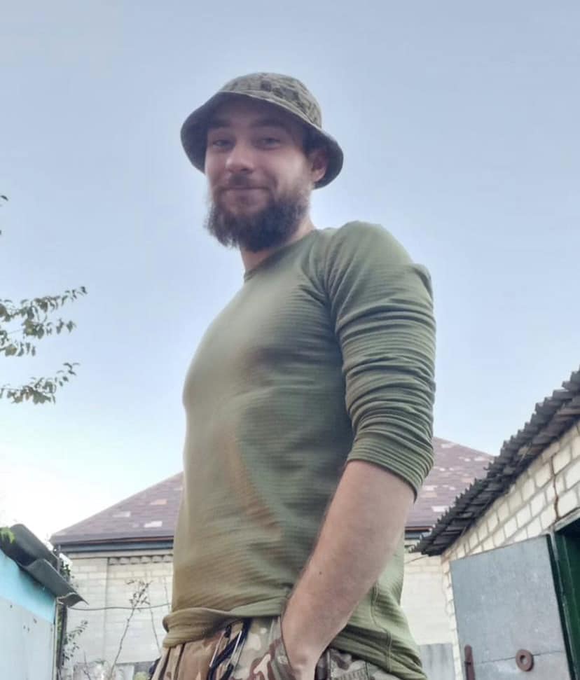 Памʼяті сержанта, командира відділення ударних БПлА Андрія Романюка (позивний «Воробєй»)