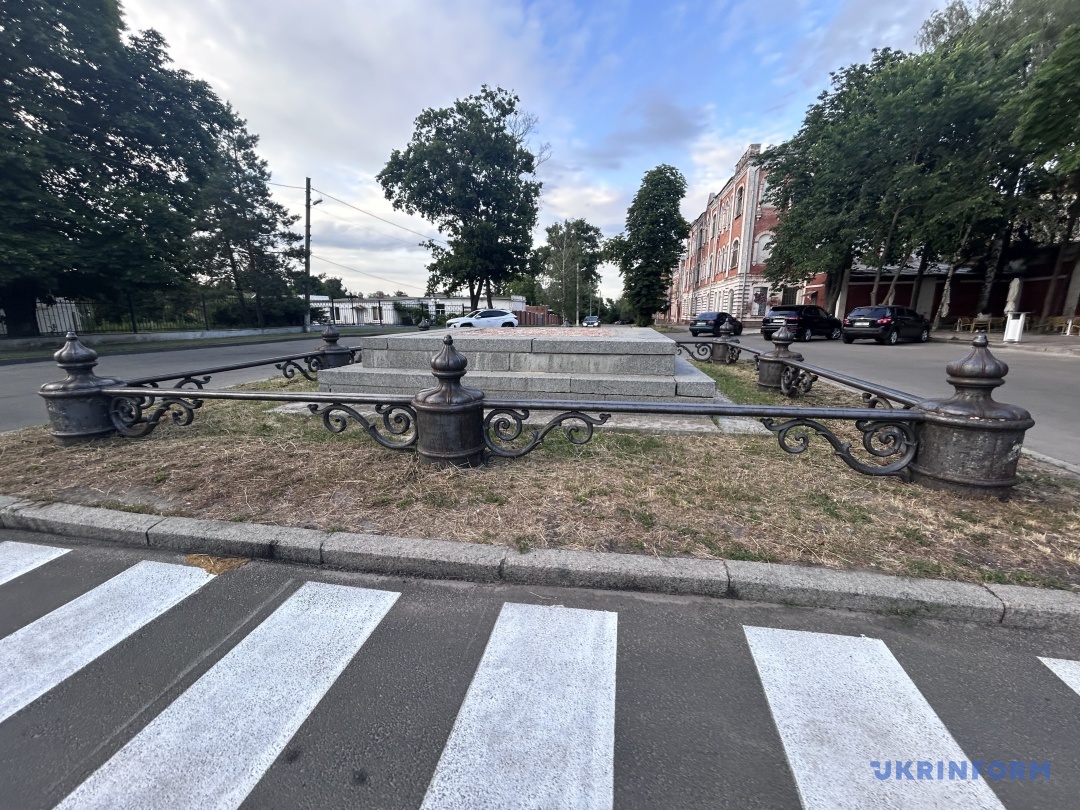 Місце, де був Пам'ятник спочинку Петра І