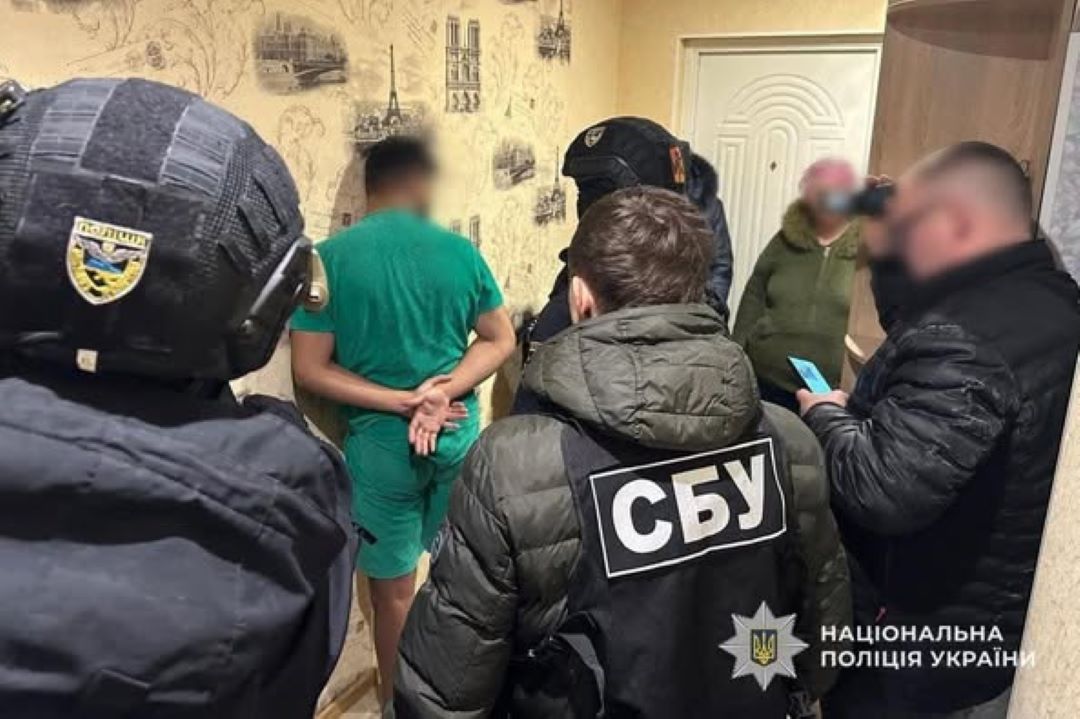 Затримані а Дніпропетровщині шахраї, що збирали дані про зниклих військових і дурили їх родичів. Фото Нацполіція