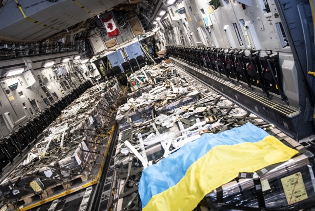 23 лютого 2022 року. Вантаж летального озброєння на борту C-17 Globemaster прибув до аеропорту Львова. Фото Збройних Сил Канади.