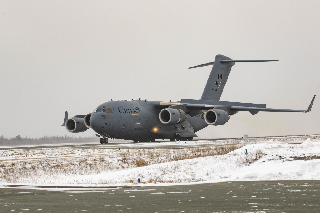 4 лютого. С-17 Канадських Королівських ВПС з вантажем нелетального озброєння в Міжнародному аеропорту «Львів». Фото Збройних сил Канади.