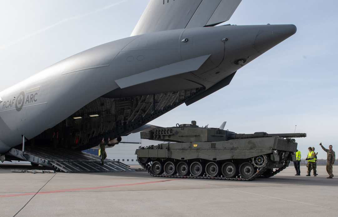 17 березня 2023 року. C-17 Globemaster Королівських ВПС Канади доставляє до Польщі основний бойовий танк Leopard 2A4. Фото Збройних сил Канади.