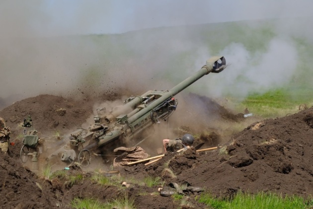 Обслуга гаубиці М777 веде вогонь по ворожих позиціях. Фото Генштабу ЗСУ.
