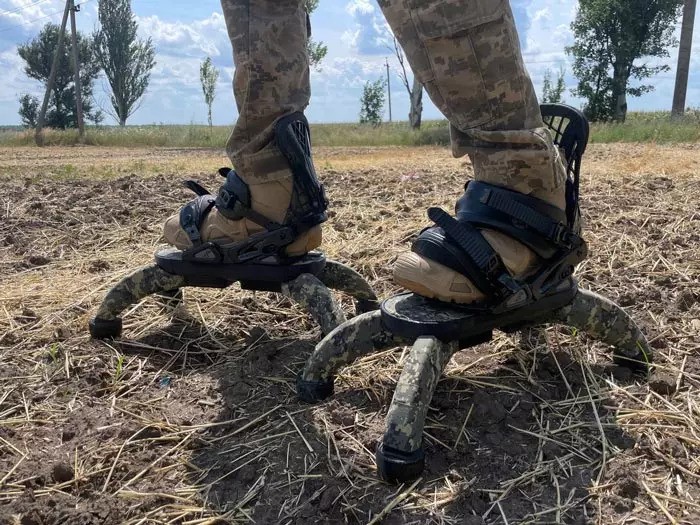 «Павуки», протимінне взуття такого типу.