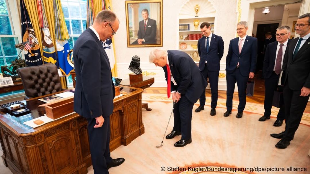 Фрідріх Мерц з візитом і подарунками Трампу в Білому домі, червень 2025. Фото зі сторінки DW на Фейсбуці Фрідріх Мерц з візитом і подарунками Трампу в Білому домі, червень 2025. Фото зі сторінки DW на Фейсбуці
