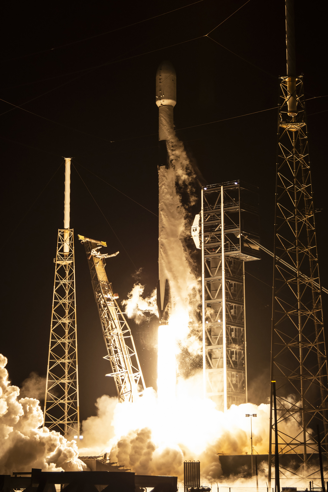 SpaceX запустила у космос партію супутників для свого конкурента Amazon