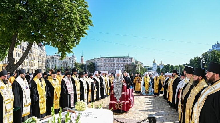 Митрополит Епіфаній разом з архиєреями звершує панахиду на могилі Патріарха Володимира (Романюка) 14.07.2025. Фото risu.ua