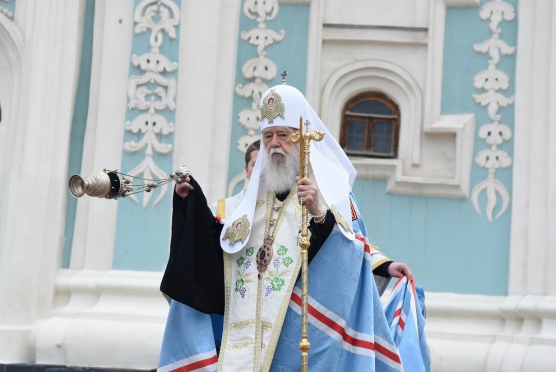 Патріарх Філарет звершує панахиду на могилі патріарха Володимира (Романюка), липень 2023 р. Фото: Пресслужба Київської патріархії; cerkva.info/news