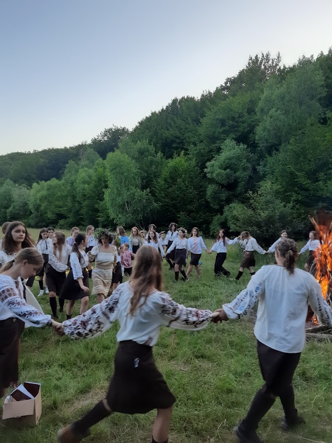 Хороводи біля купальської ватри