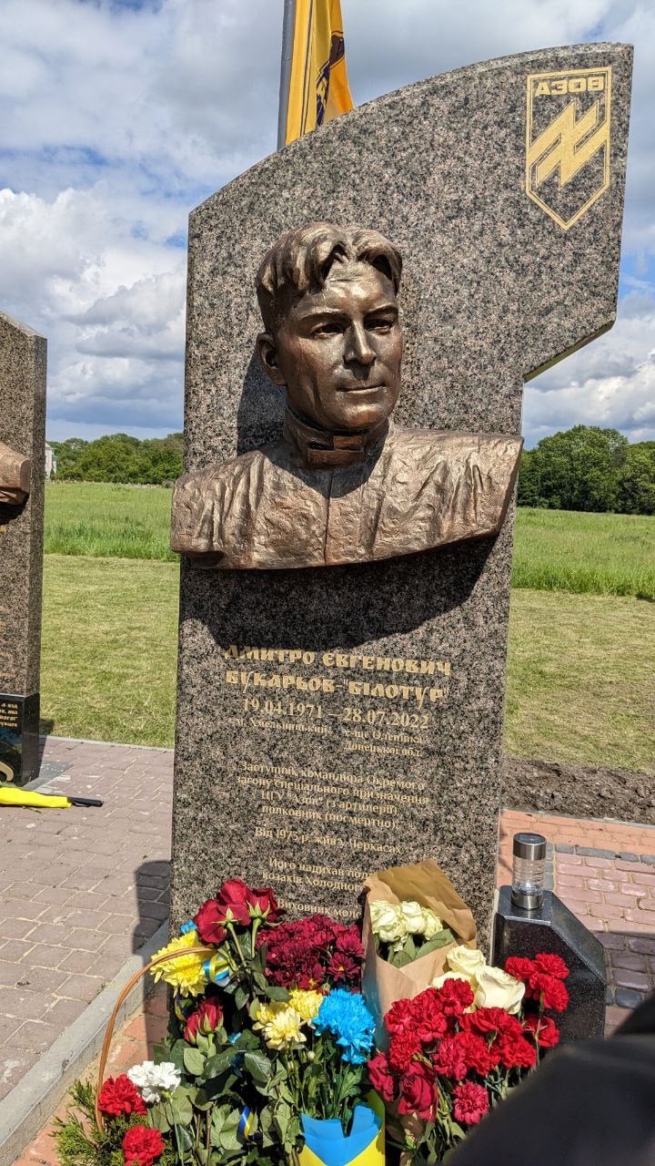 Монумент Дмитру Білотуру Букарьову в меморіальному парку Холодного Яру - місця, яке білотур вважав сакральним для українців, вивчав його історію та часто там бував Монумент Дмитру Білотуру Букарьову в меморіальному парку Холодного Яру - місця, яке білотур вважав сакральним для українців, вивчав його історію та часто там бував