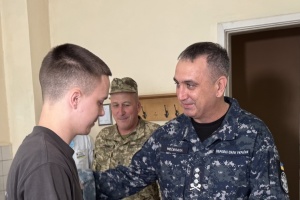 Neizhpapa visita a los defensores heridos y les entregó condecoraciones