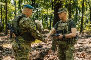 Syrskyi awards marine troops during visit to Donetsk region