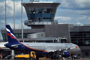 Через масовану атаку дронів в аеропортах Москви скасували та затримали майже 200 рейсів