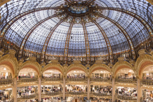 Універмаг Galeries Lafayette у Парижі вивісив синьо-жовтий банер українського дизайнера Багінського