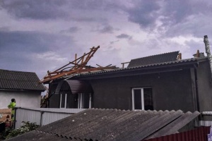 На Хмельниччині буревій пошкодив будинки