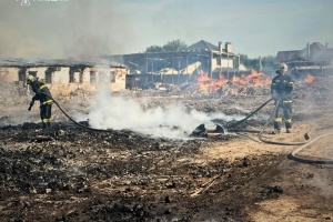 На Київщині після нічної атаки рятувальники гасять пожежу на підприємстві
