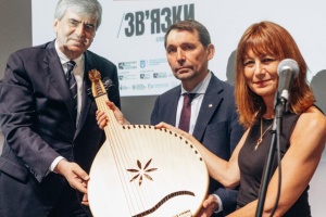 Національному музею музичних інструментів Італії передали українську бандуру