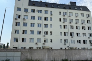 У Києві внаслідок атаки РФ пошкоджені будівля й автомобілі митниці