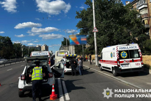 У Києві зіткнулися маршрутка з вантажівкою, дев’ятеро постраждалих