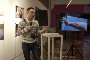 «Жити життя з війною»: Про що фотовиставка Хірано Такаші
