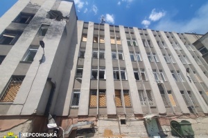 Обстріл Херсона: у центрі міста пошкоджена адмінбудівля, виникла пожежа